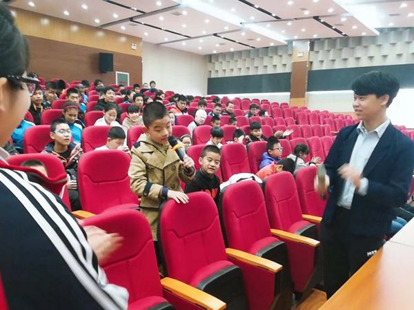声音是看得见的光——学校团委开展视障学生“听影”活动