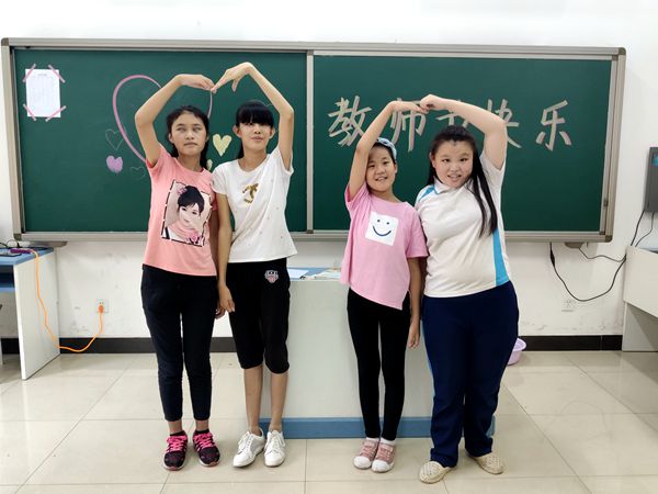 学校盲教育部五年级举行“感恩教师”主题班会活动