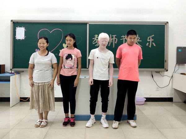 学校盲教育部五年级举行“感恩教师”主题班会活动