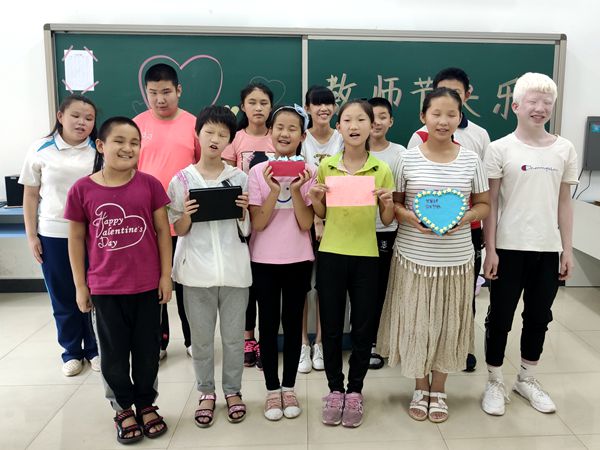 学校盲教育部五年级举行“感恩教师”主题班会活动