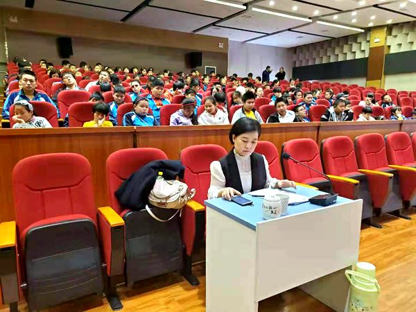 “无障碍电影进校园”,用心倾听英雄的故事
