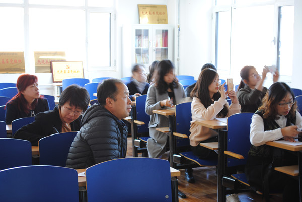 学校组织信息员进行摄影知识培训