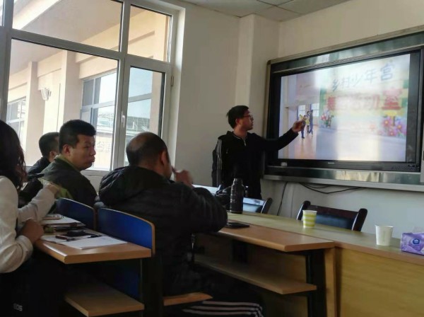 学校组织信息员进行摄影知识培训