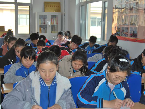 学校团委开展书法比赛活动