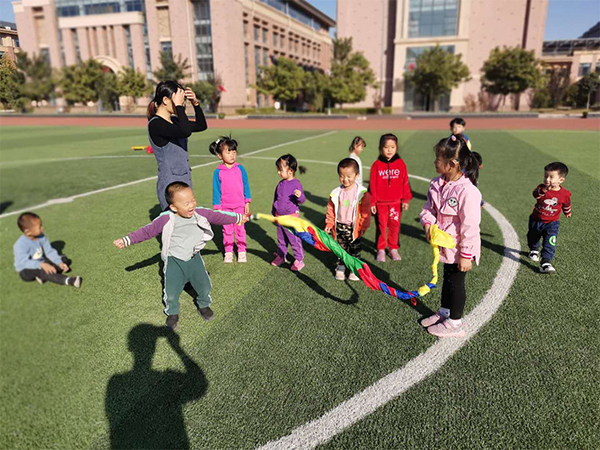 幼儿园开展户外体育活动
